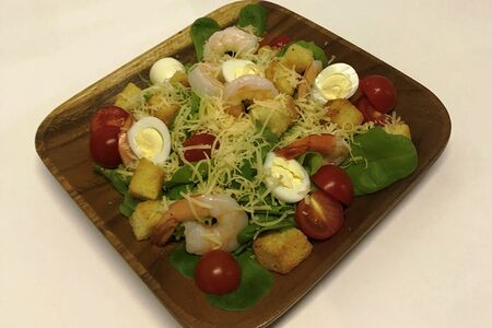 Салат Цезарь с креветками