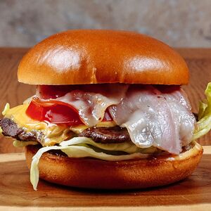 Бургер с брусничным соусом