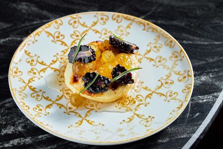 Халуми с ежевикой и вареньем из крыжовника