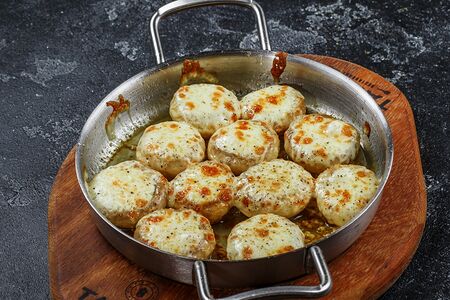 Шампиньоны с запеченным сыром