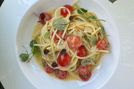 Спагетти алио олио с узбекскими томатами