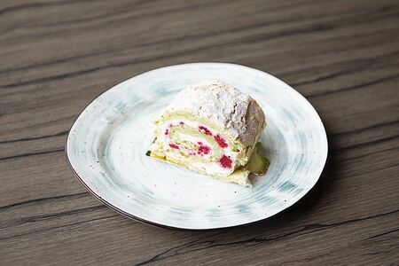 Меренговый рулет с клубникой