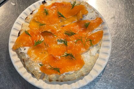 Лепешка с лососем и сливочным сыром