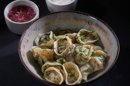 Домашние пельмени с маслом и сметаной