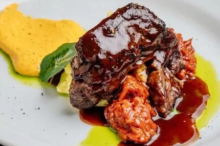 Косуле из говяжьих щечек с тыквенным муссом