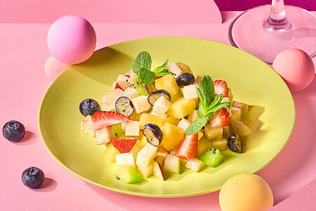 Фруктовый салат с ягодами