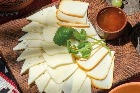 Тарелка любимых кавказских сыров