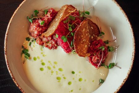 Тартар из говядины с голландским муссом