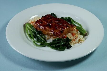 Судак в соусе барбекю с рисом и обжаренным шпинатом