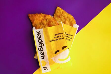 Чебурек с куриным фаршем и зеленью