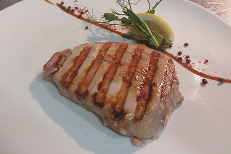 Стейк из филе тунца на гриле