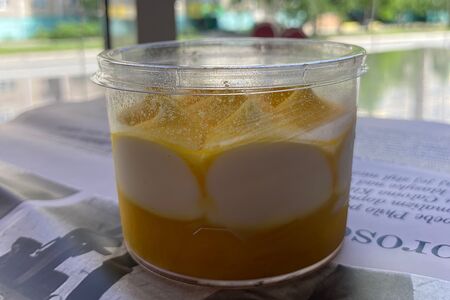 Пирожное в креманке Манго-маракуйя