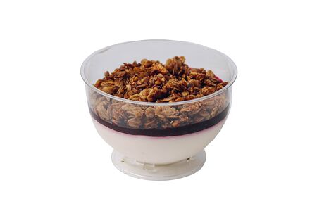 Десерт с гранолой и ягодами