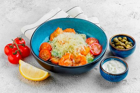 Салат Цезарь с креветками