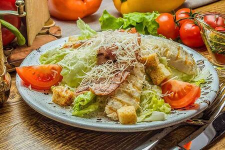 Салат Цезарь с курицей и беконом