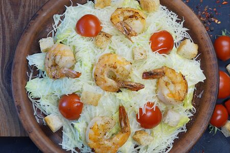 Салат Цезарь с креветками