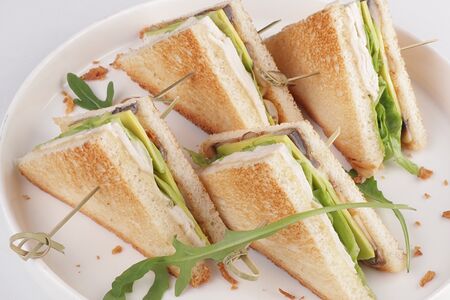 Сэндвич с курой, грибами и авокадо