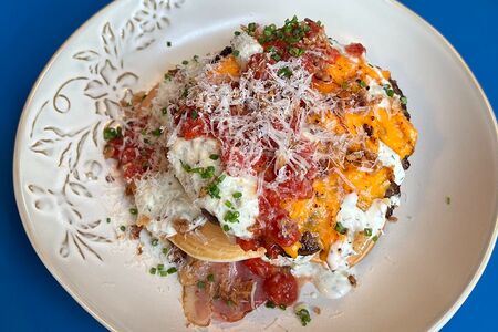 Панкейки с котлетой из мраморной говядины, беконом и соусом чеддер