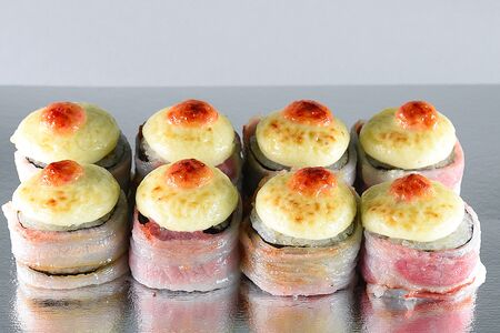 Ролл запеченный бекон с темпурной креветкой 