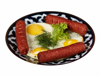 Сосиски гриль с яйцом