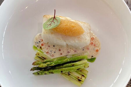 Филе палтуса со спаржей и соусом из трех видов икры