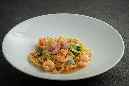 Паста с креветками и пармой