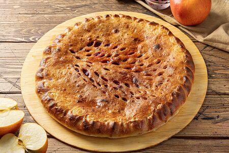 Осетинский пирог с яблоком и вишней