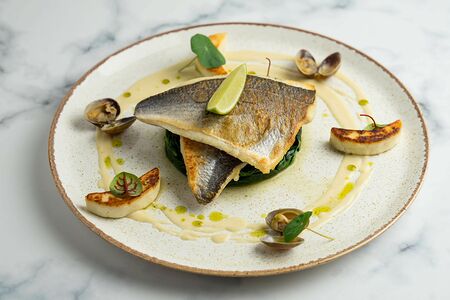 Дорадо со шпинатом и соусом из моллюсков