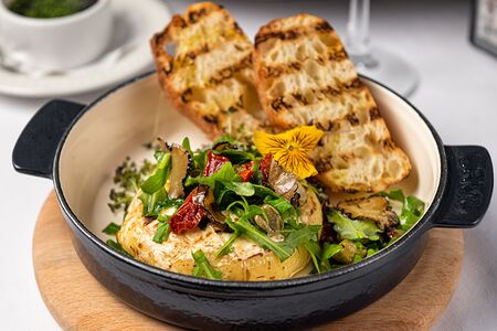 Запечённый сыр Камамбер с трюфелем