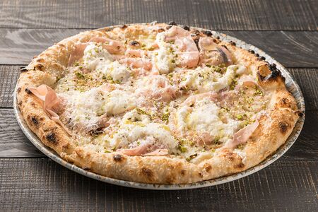 Пицца с мортаделлой и страчателлой