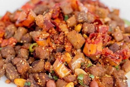 Говядина с арахисом и кунжутом