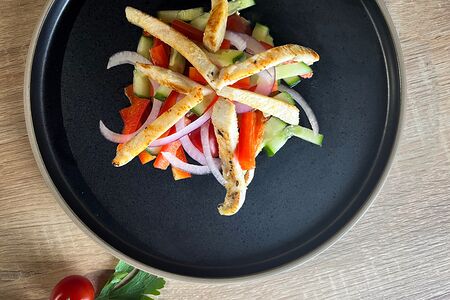 Салат из курицы, огурцов, перца и лука