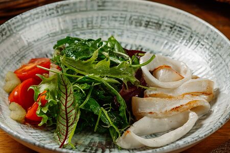 Салат с кальмаром и фирменной сливочной заправкой