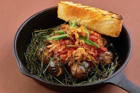 Томленая рваная свинина с печеным картофелем