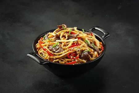 Говядина с лапшой удон