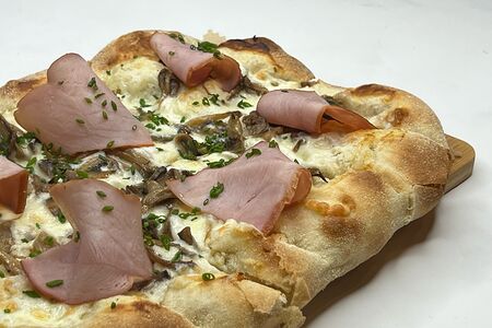 Пиццета с грибами и окороком 
