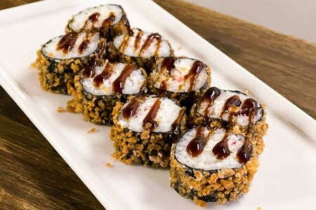 Ролл Темпура со снежным крабом и соусом унаги