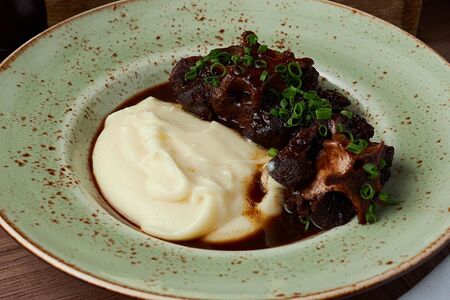 Томленые телячьи хвосты с картофельным пюре