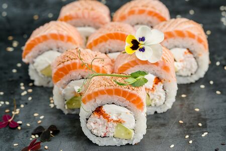 Опаленная Филадельфия с крабом, тобико, сыром и авокадо