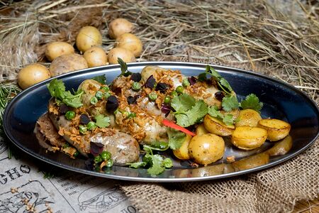 Ассорти колбас с тушеной капустой на пиве