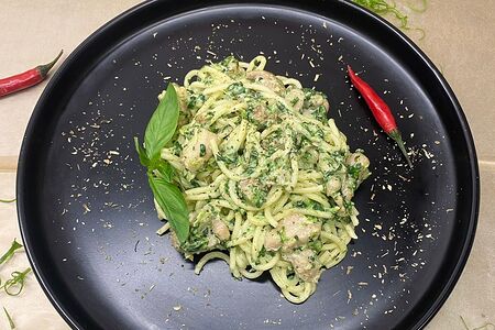 Паста с курицей и шпинатом