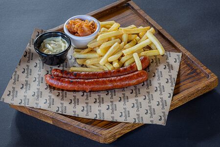 Охотничьи колбаски с фри и тушеной капустой