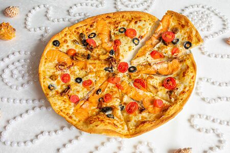Пицца с лососем и морепродуктами