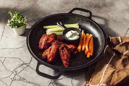 Куриные крылья с блю чиз и овощными палочками