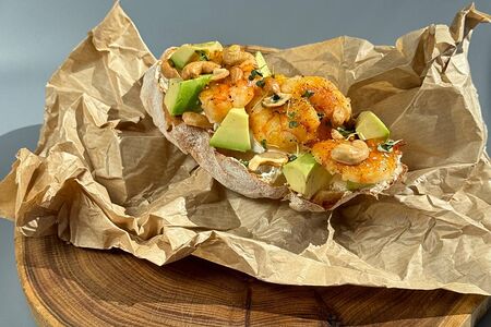 Брускетта с креветкой, кешью и цитрусовым соусом