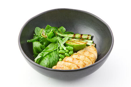 Куриная грудка с киноа, спаржей и авокадо