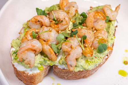 Брускетта с креветками и авокадо-васаби