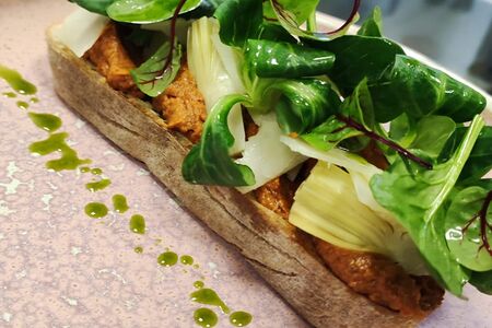 Брускетта с песто из томатов, сыром и маринованными артишоками