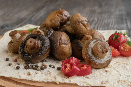 Шампиньоны на огне с маслом