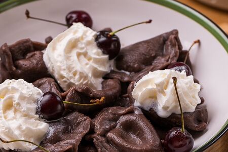 Замороженные шоколадные вареники с вишней